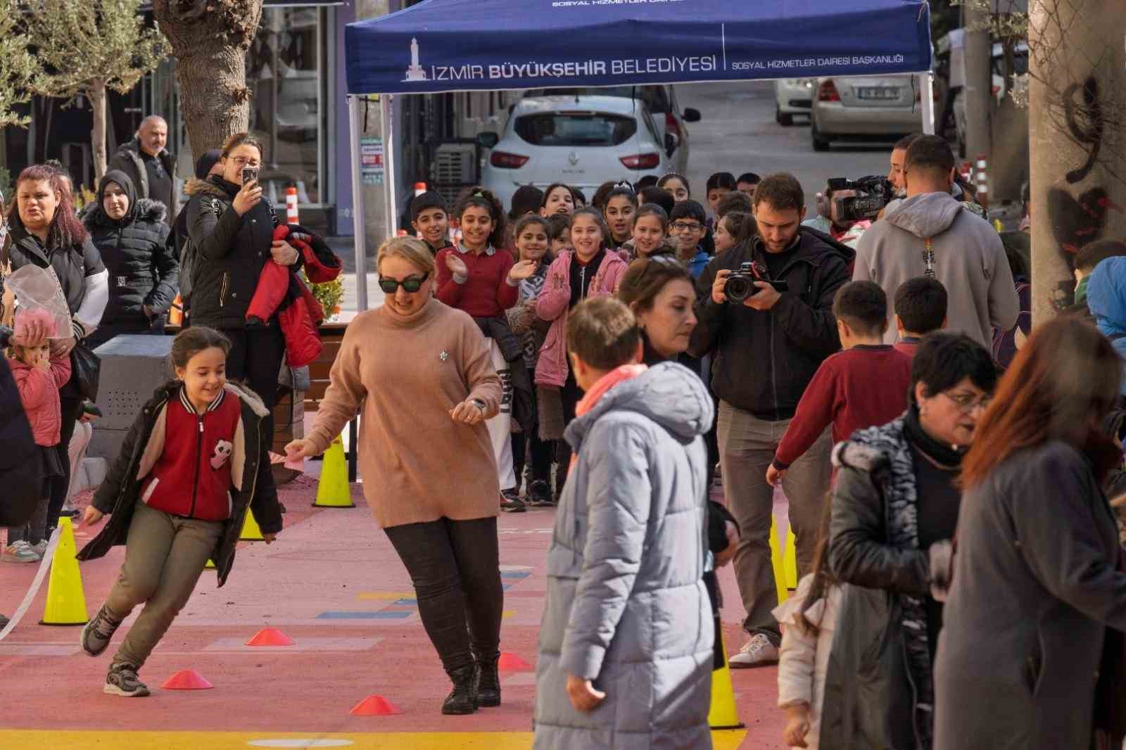 ’Güzel İzmir’ neşeli çocuklar