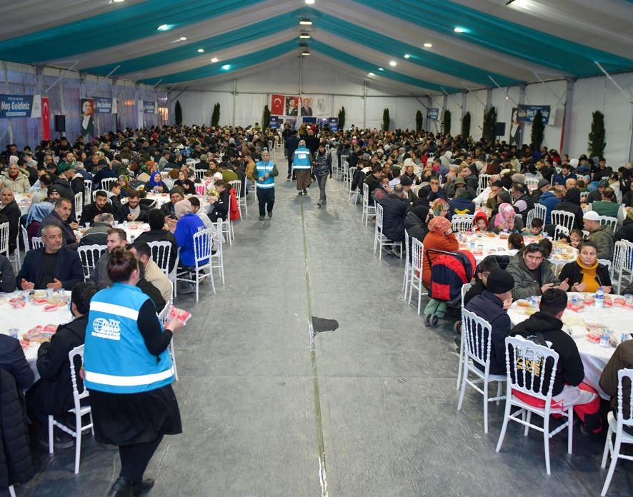 Esenyurt Belediyesi, binlerce vatandaşı iftar sofralarında bir araya getirdi