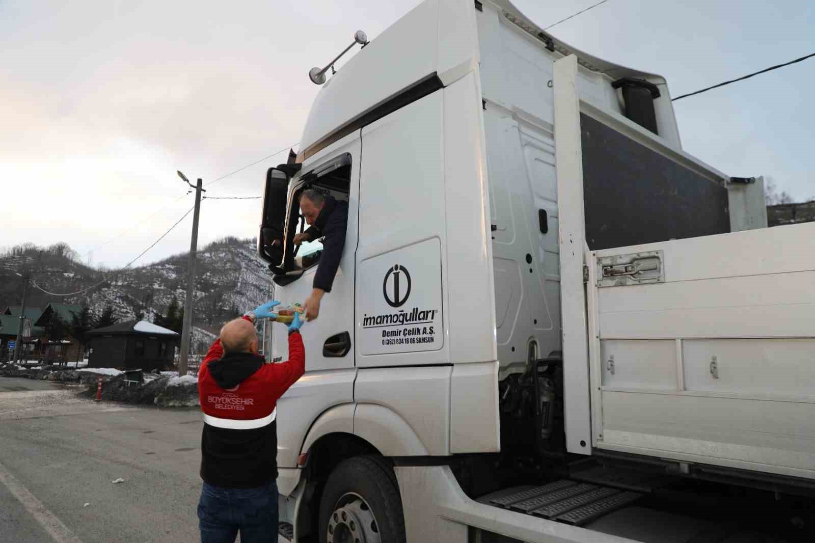 Karadeniz Sahil Yolu’nda iftar saati bereketi