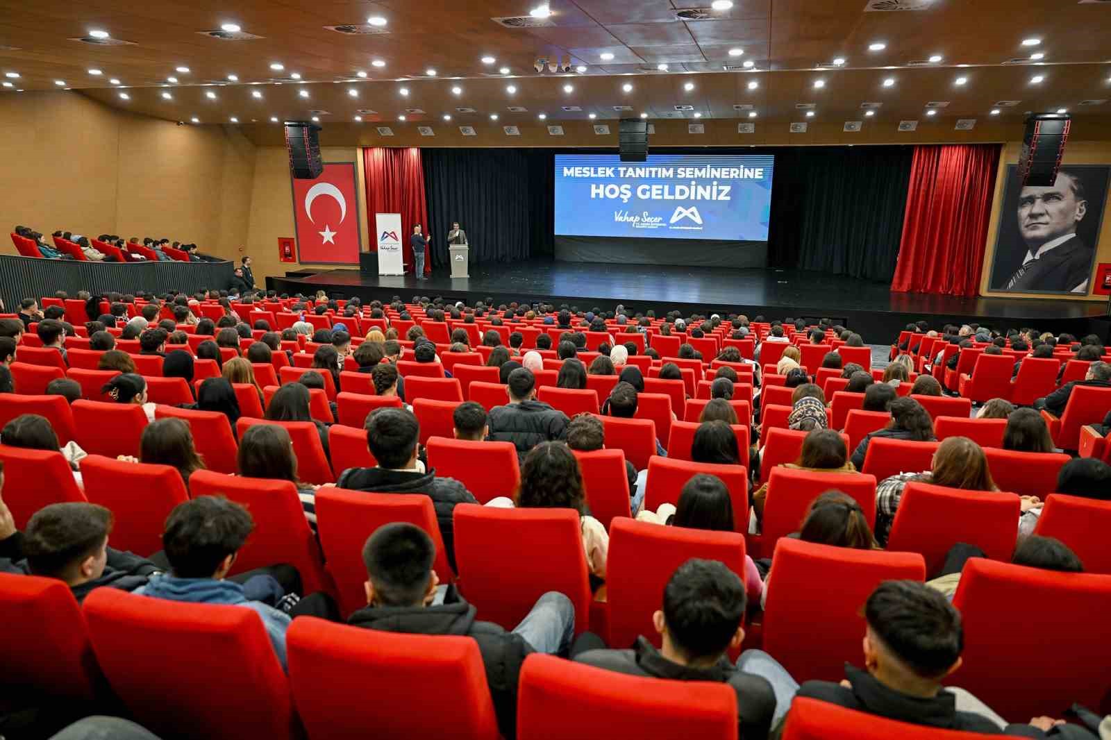 Mersin’de YKS’ye hazırlanan öğrencilere meslek tanıtım semineri düzenlendi
