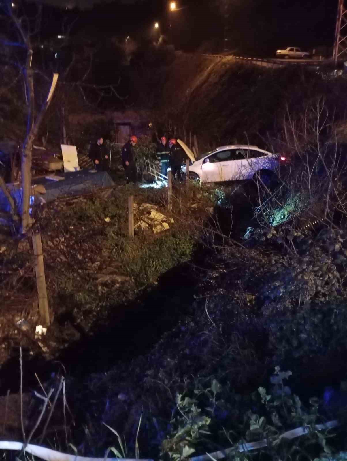Karadeniz Ereğli’de otomobil dereye uçtu