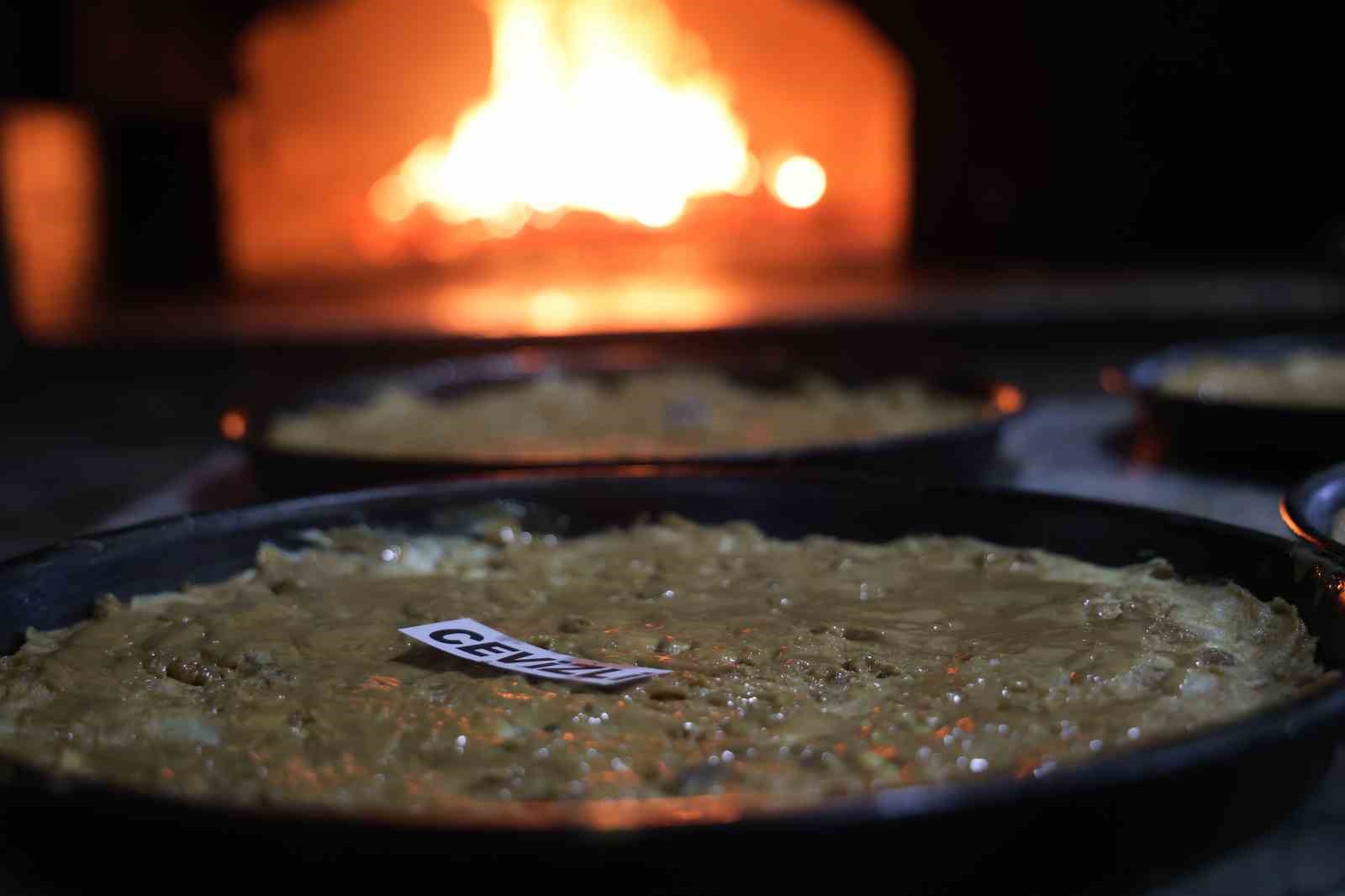 Odun ateşinde pişirilen iftar ve sahur sofralarının vazgeçilmezi: ‘Tahinli pide’