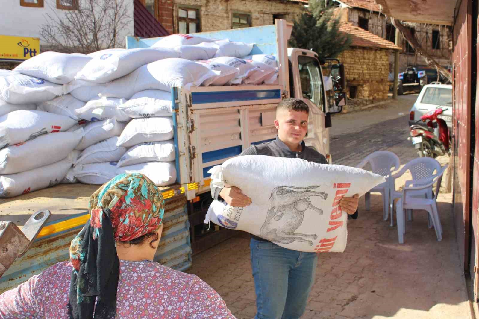 Büyükşehir’den üreticilere süt yem desteği