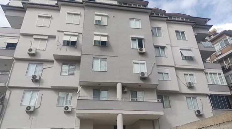 Alanya’da 4. kattan düşen kadın ağır yaralandı
