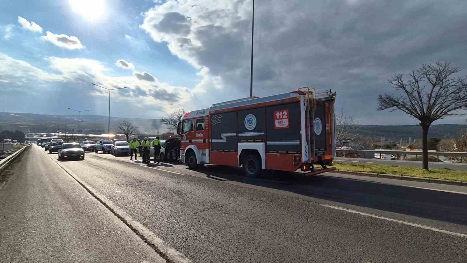 Tekirdağ Çevre Yolu’nda hararet yapan araç trafiği aksattı