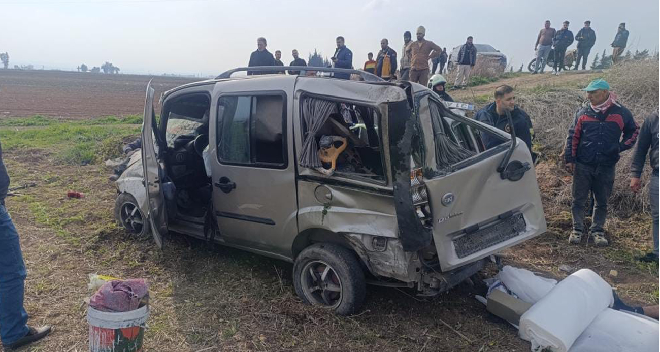 Hatay’da hafif ticari araç tarlaya uçtu: 1’i ağır 3 yaralı