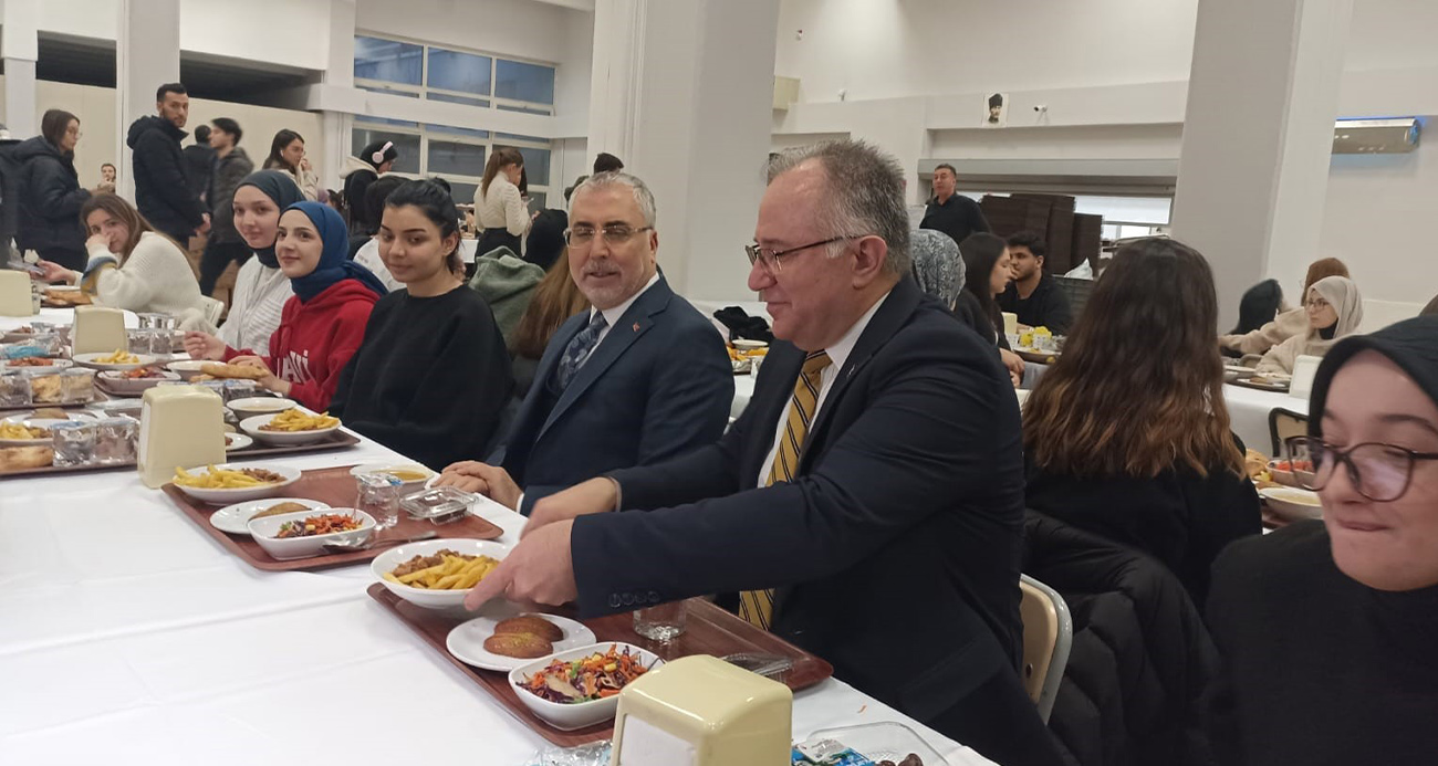 Bakan Işıkhan üniversite öğrencileriyle iftar yaptı