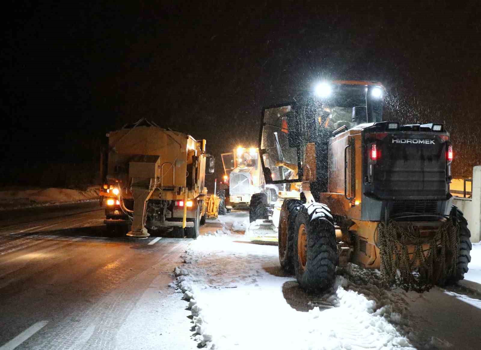 Erzincan’da kar ve tipi geçitlerde ulaşımı aksattı