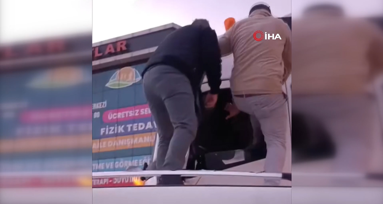 Arabanın tavanına çıkıp tır şoförünü böyle dövdüler