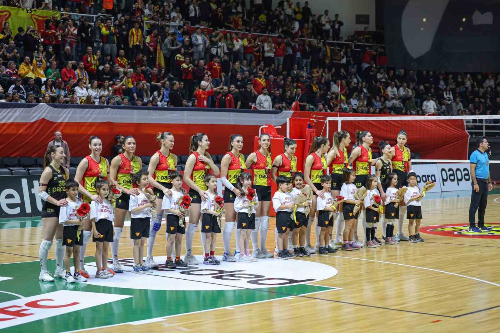 Göztepe Voleybol, yarı finale galibiyetle başladı