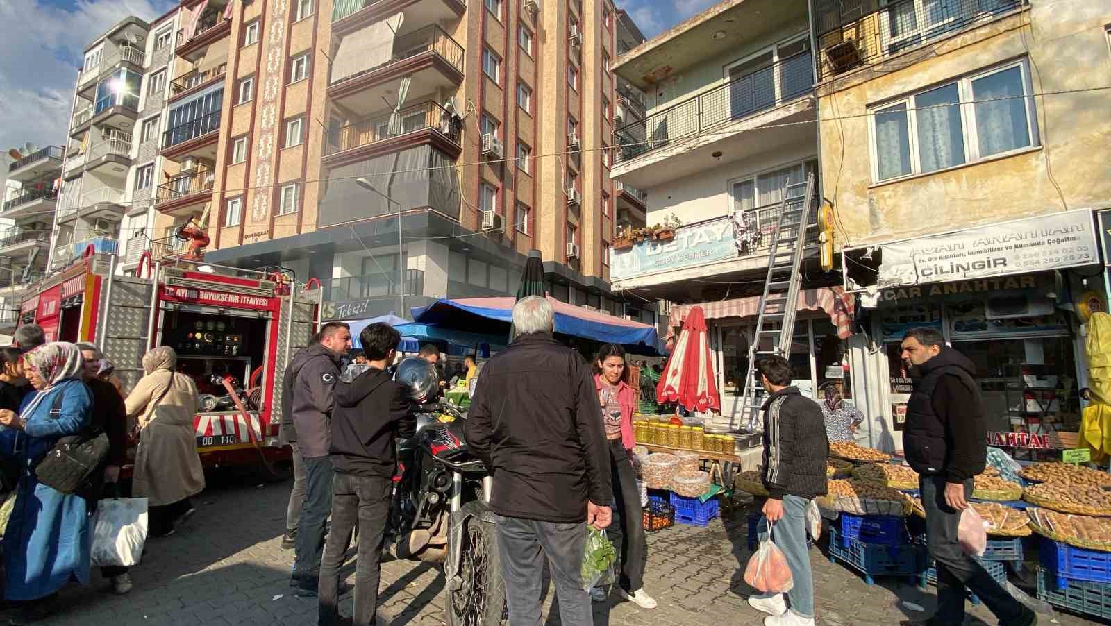 Aydın’da ev yangını: Yangında mahsur kalan 3 kişi esnafın yardımıyla kurtarıldı