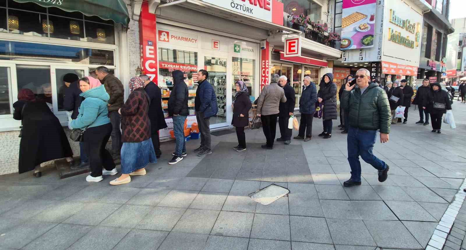 Tekirdağ’da Ramazan pidesi kuyruğu