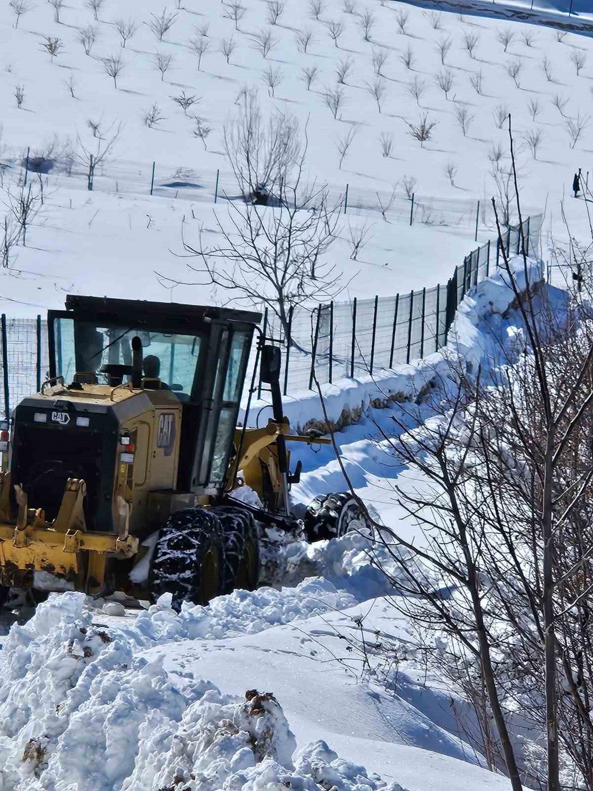 Elazığ’da kapanan köy yollarında çalışmalar sürüyor