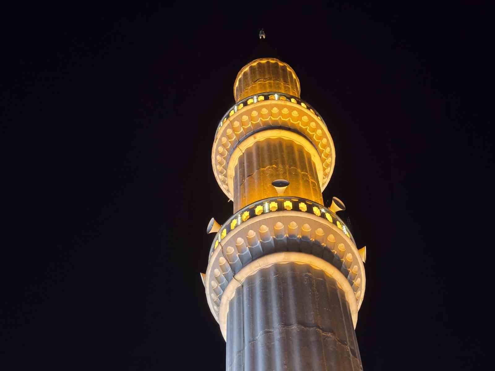 Türkiye’nin ilk asansörlü camisi gece aydınlatmasıyla Ramazan ayını karşılıyor