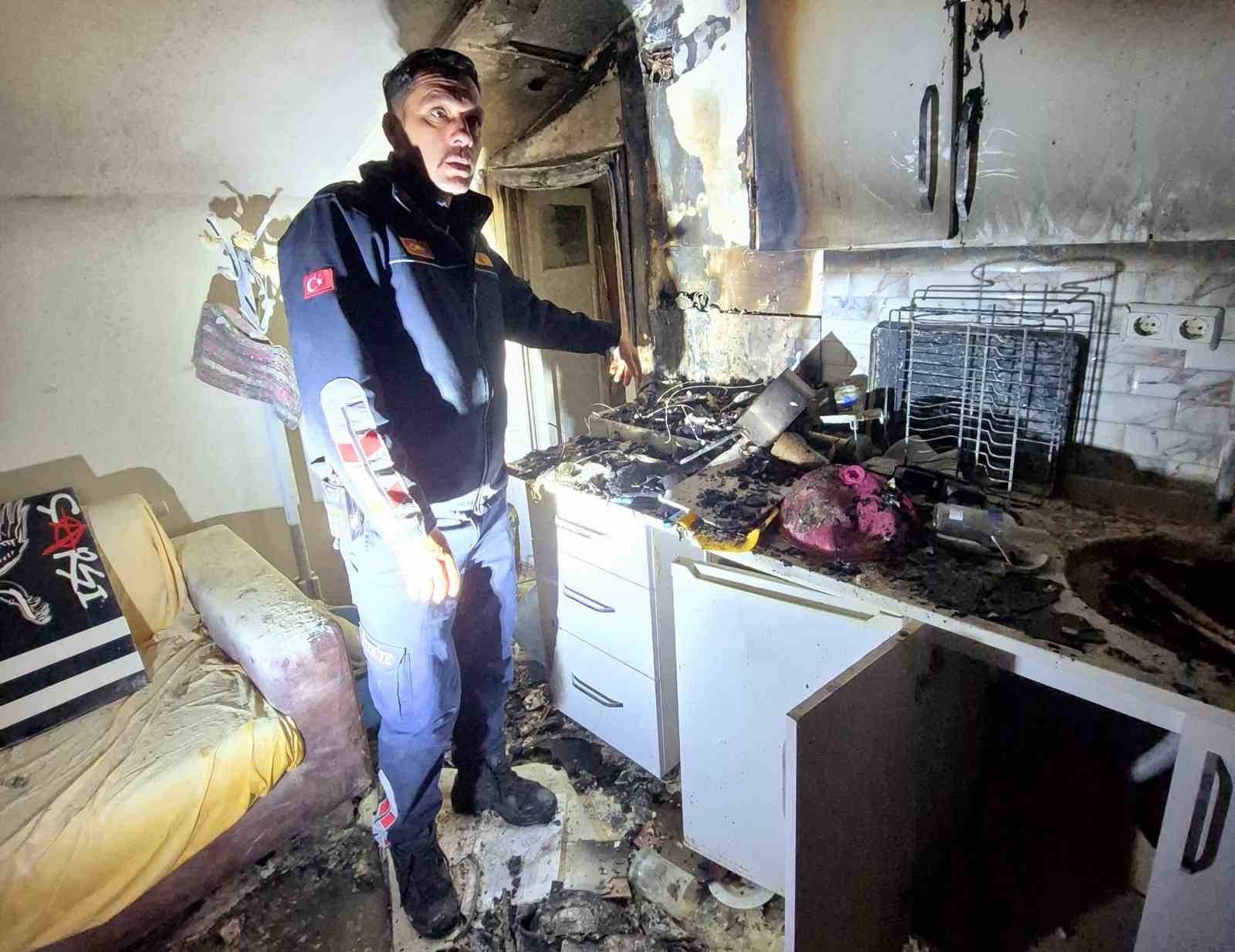 Ocakta unutulan yemek evi küle çevirdi
