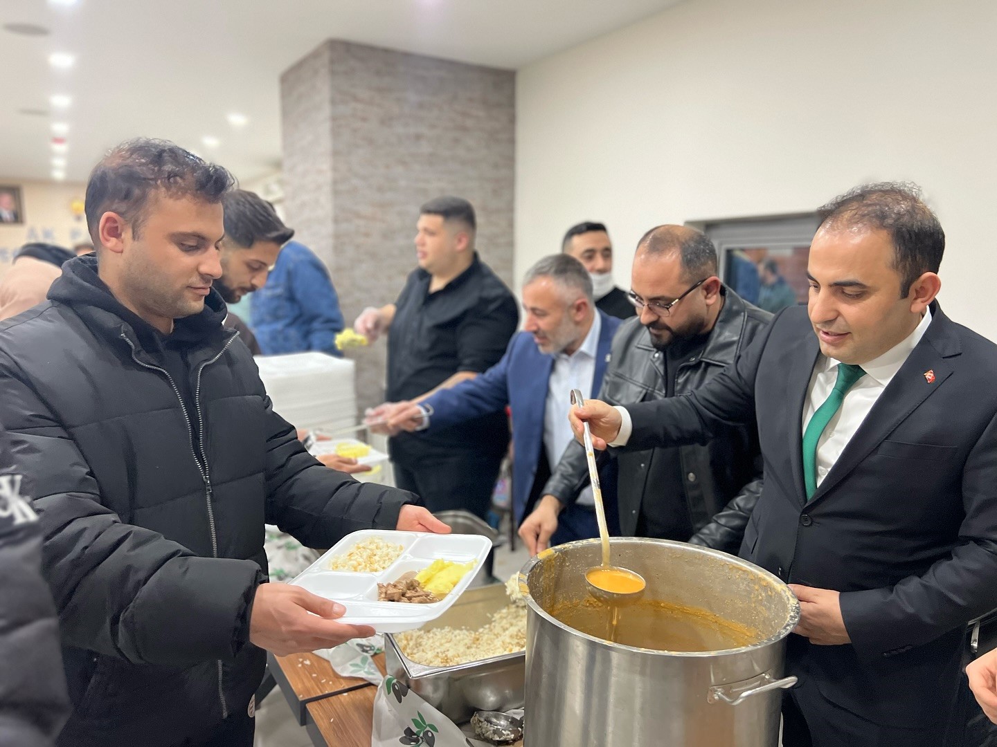 AK Parti MKYK Üyesi Harun Çelik, Bilecik’te partililerle iftar yaptı
