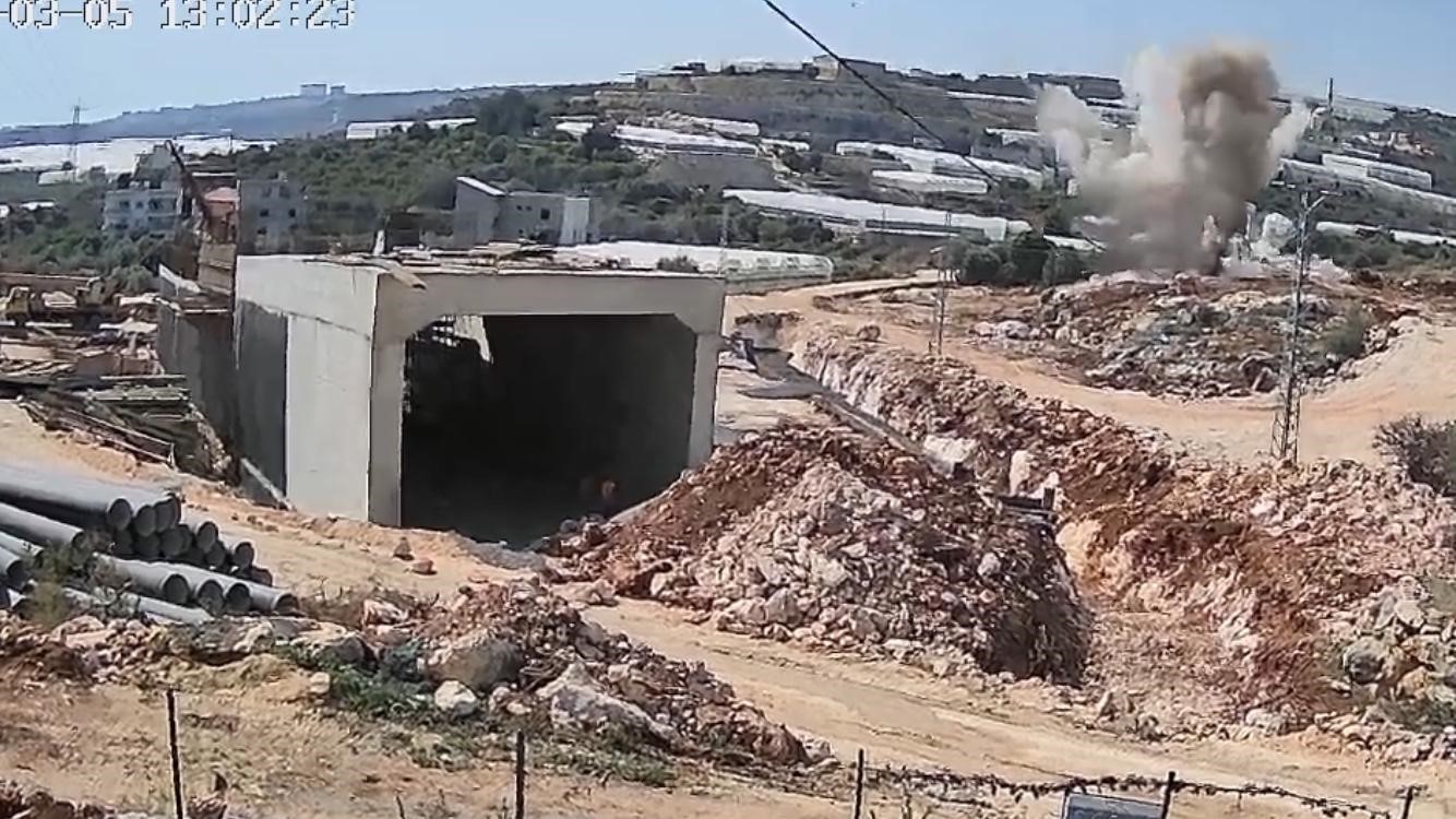 Otoyol şantiyesindeki patlamada kaya parçaları evlere isabet etti: 2 yaralı