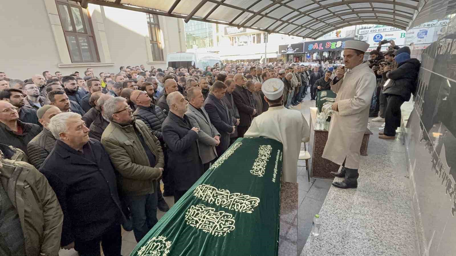 Yeni anne olan doktor ile mühendis eşi son yolculuğuna uğurlandı