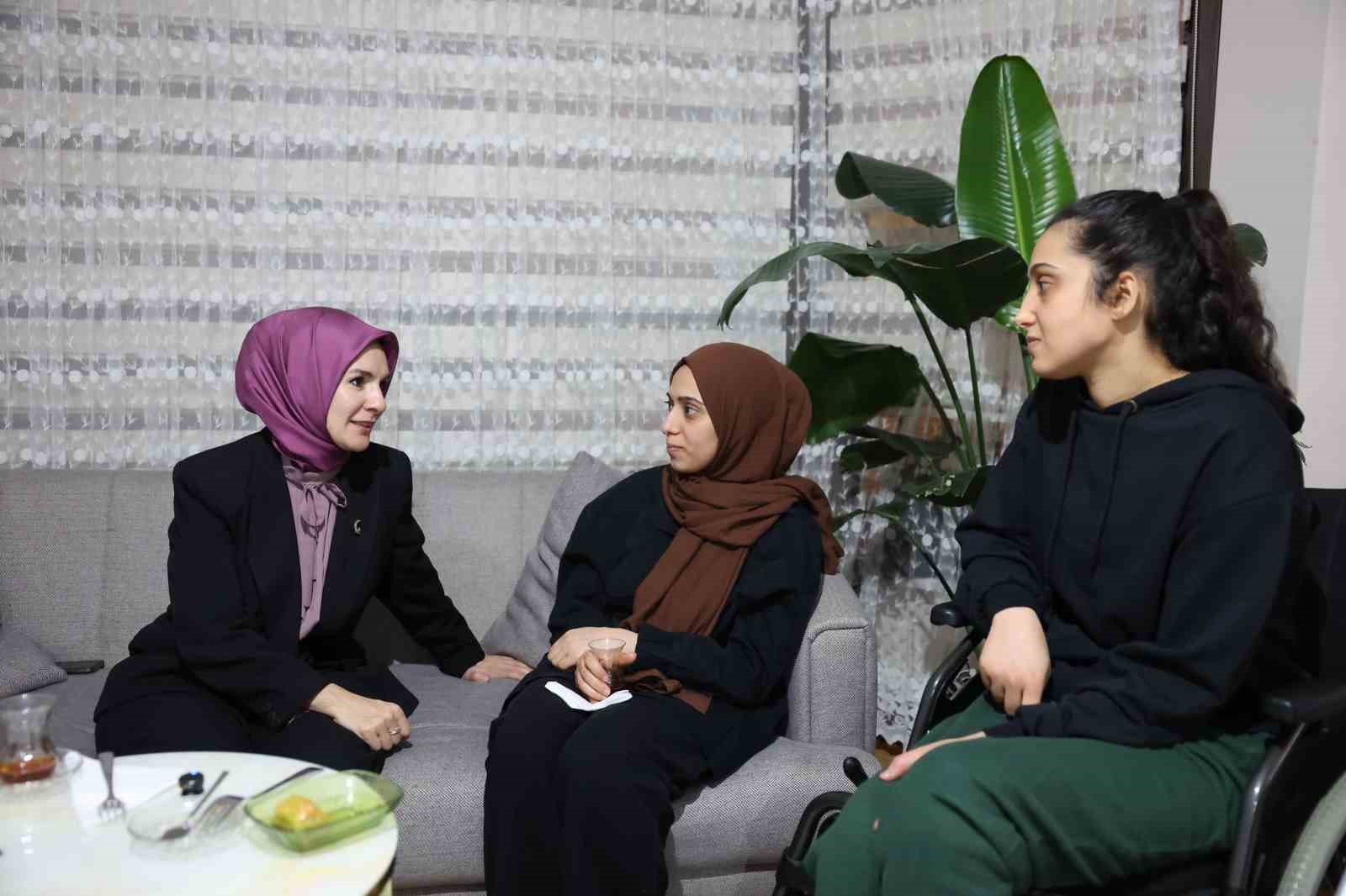 Bakan Göktaş, depremzede Sınırgeç ailesinin iftar sofrasına konuk oldu