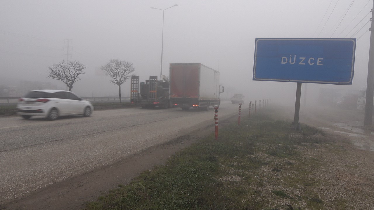 Düzce’de sis etkili oluyor, göz gözü görmüyor