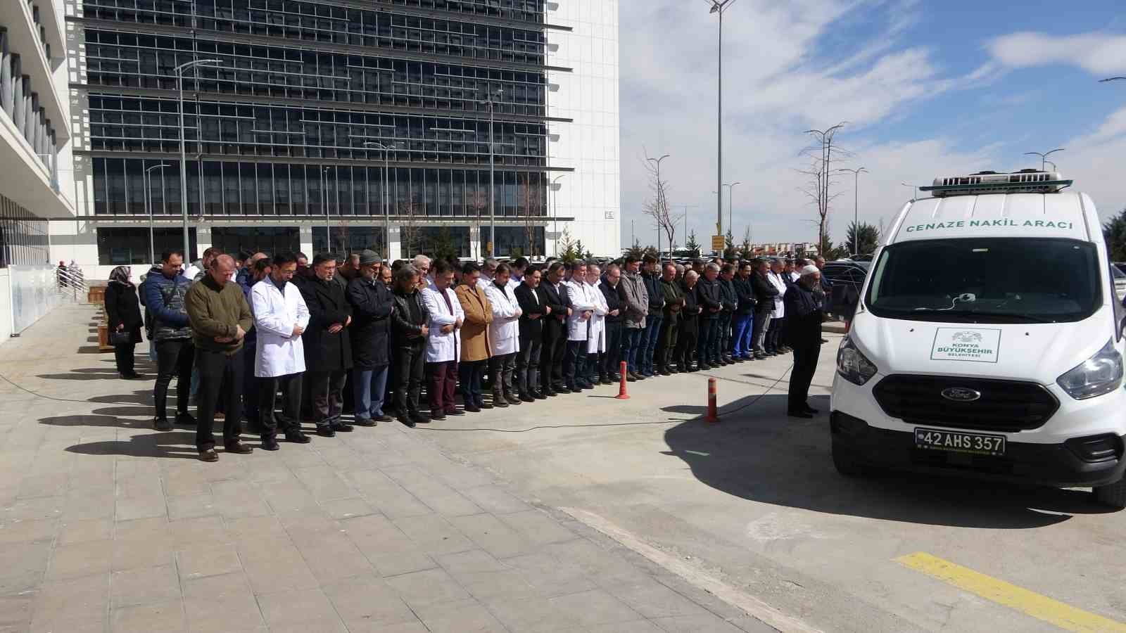 Konya’da balkondan düşerek hayatını kaybeden profesör son yolculuğuna uğurlandı