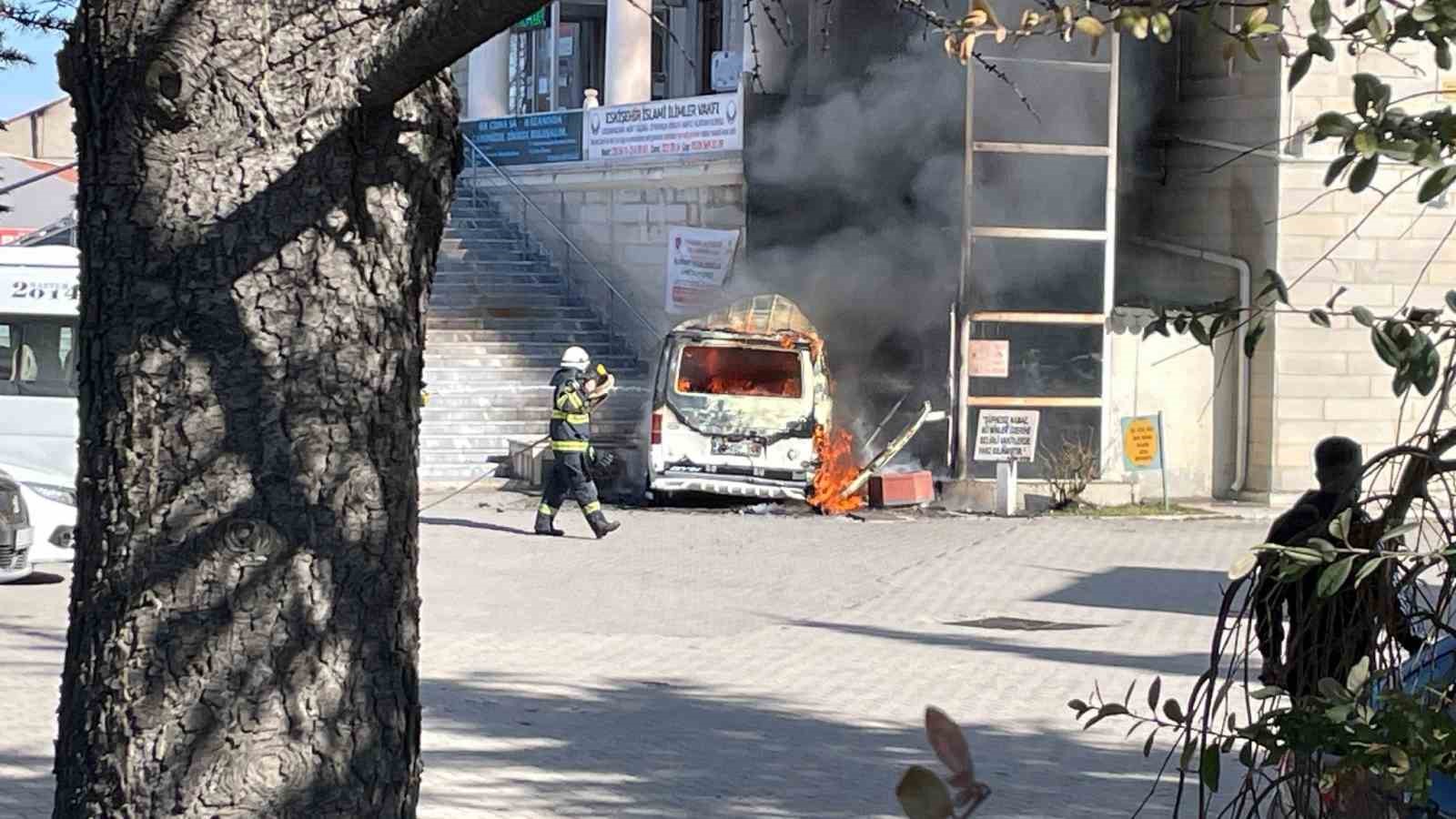 Eskişehir’de faciadan dönüldü: İçerisinde 4 çocuğun bulunduğu araç cayır cayır yandı