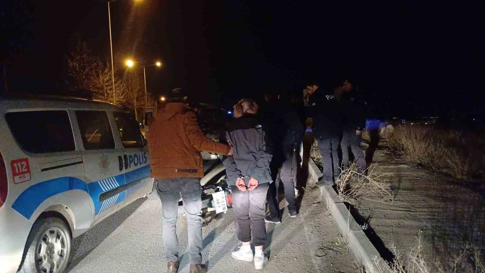 Çorum’da haraketli dakikalar: Polisten kaçan motosikletli şahıslar kovalamacayla yakalandı