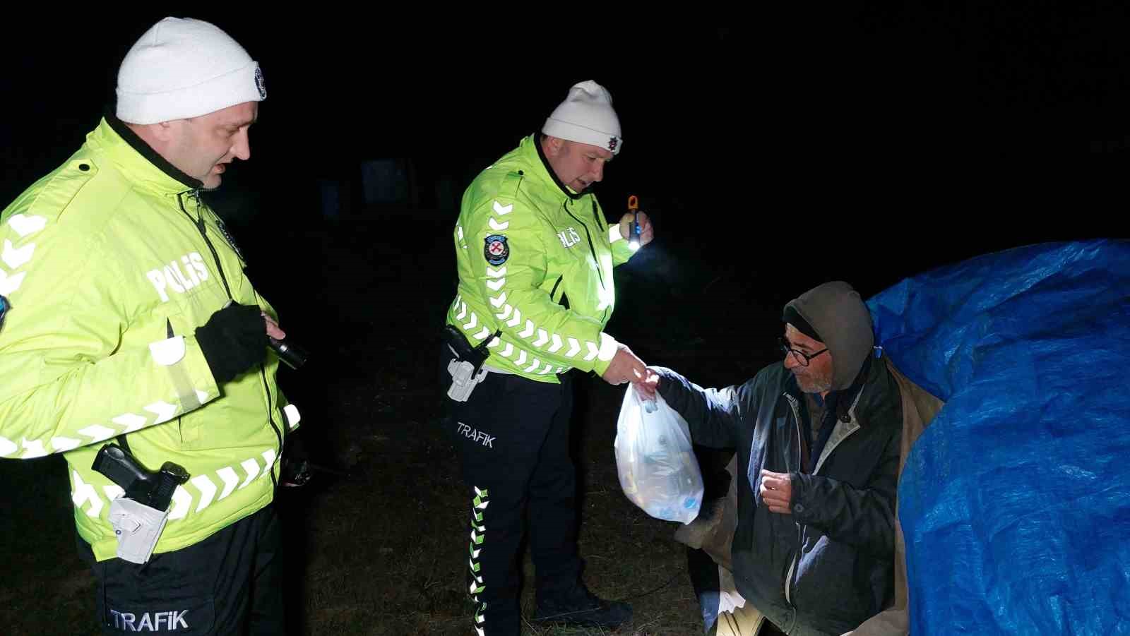 Yol kenarında çadırı fark eden polisler hayat kurtardı