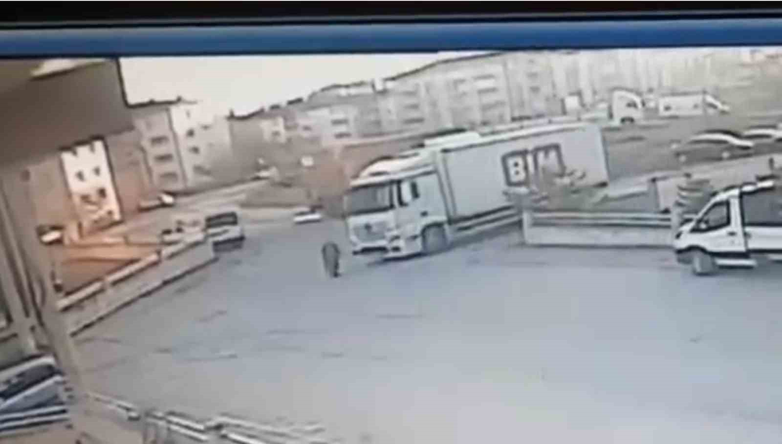 BİM kamyonunun ezdiği kadın hayatını kaybetti