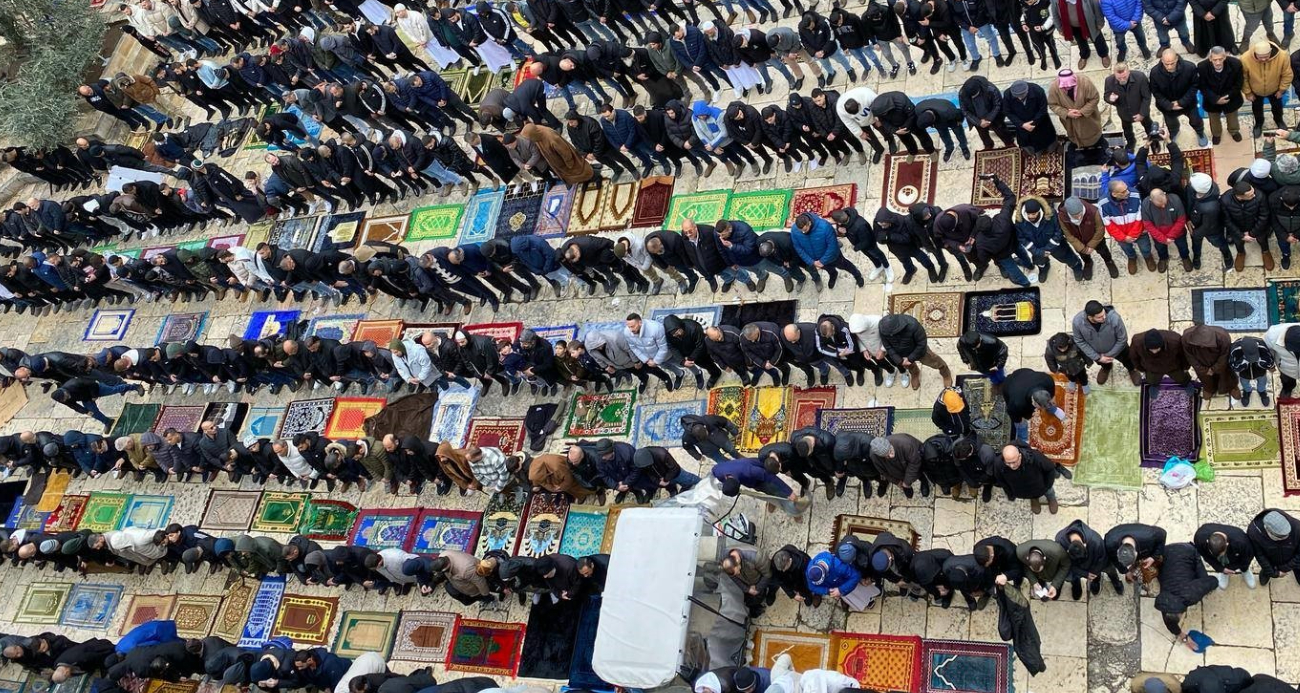 Mescid-i Aksa'da 90 bin kişi kısıtlamaların gölgesinde cuma namazı kıldı