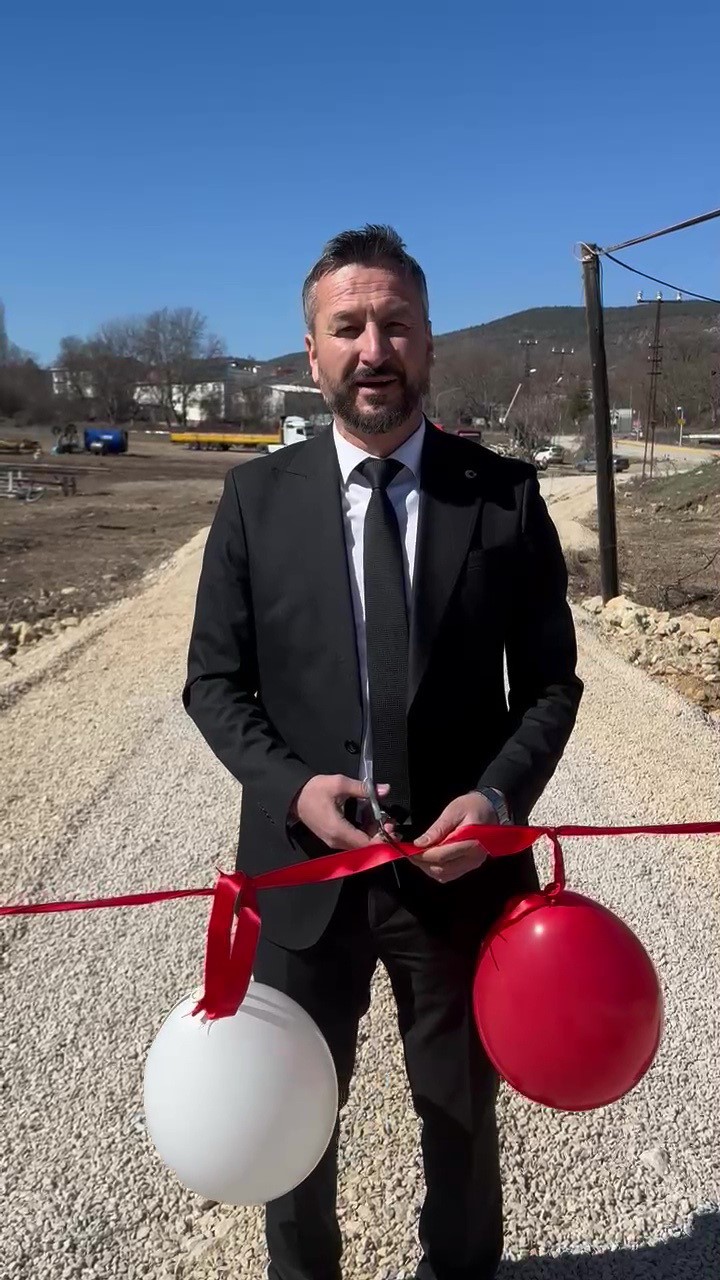 Belediye başkanından tek kişilik açılış