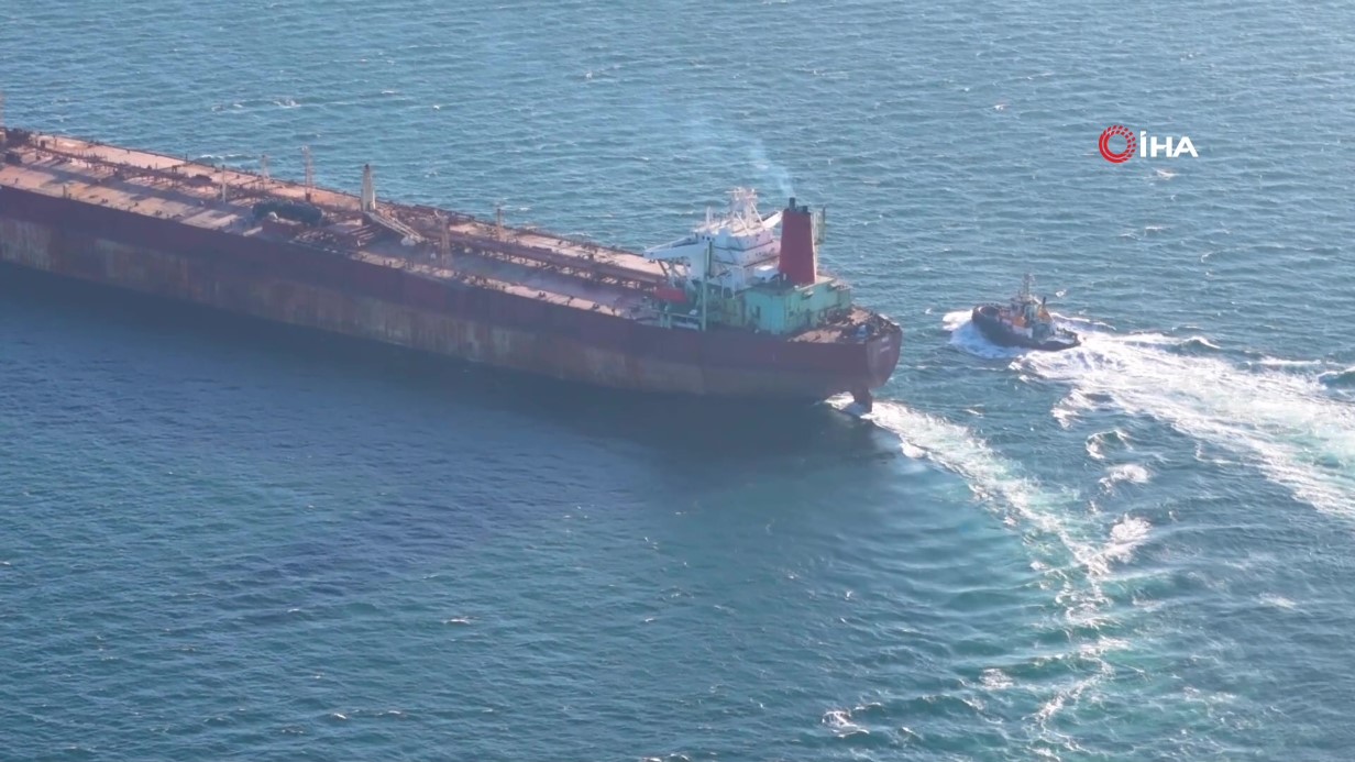 İstanbul Beylikdüzü açıklarında petrol tankerine konteyner gemisi çarptı