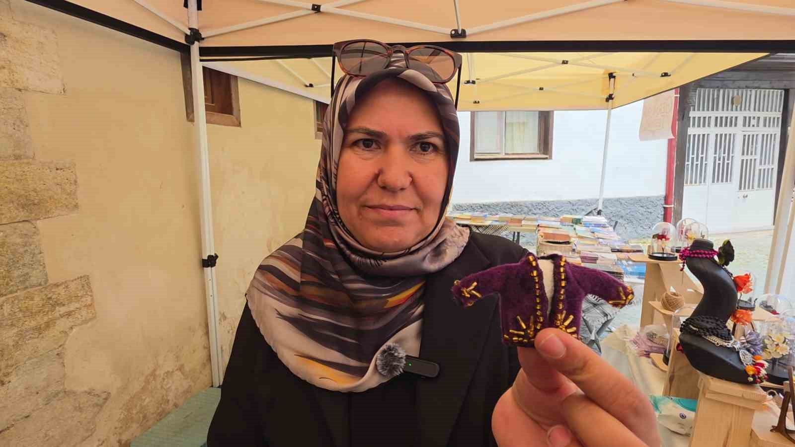 sanatci-nuray-taskiran-mor-cepken-gelenegini-ipek-kozalarla-gelecege-tasiyor