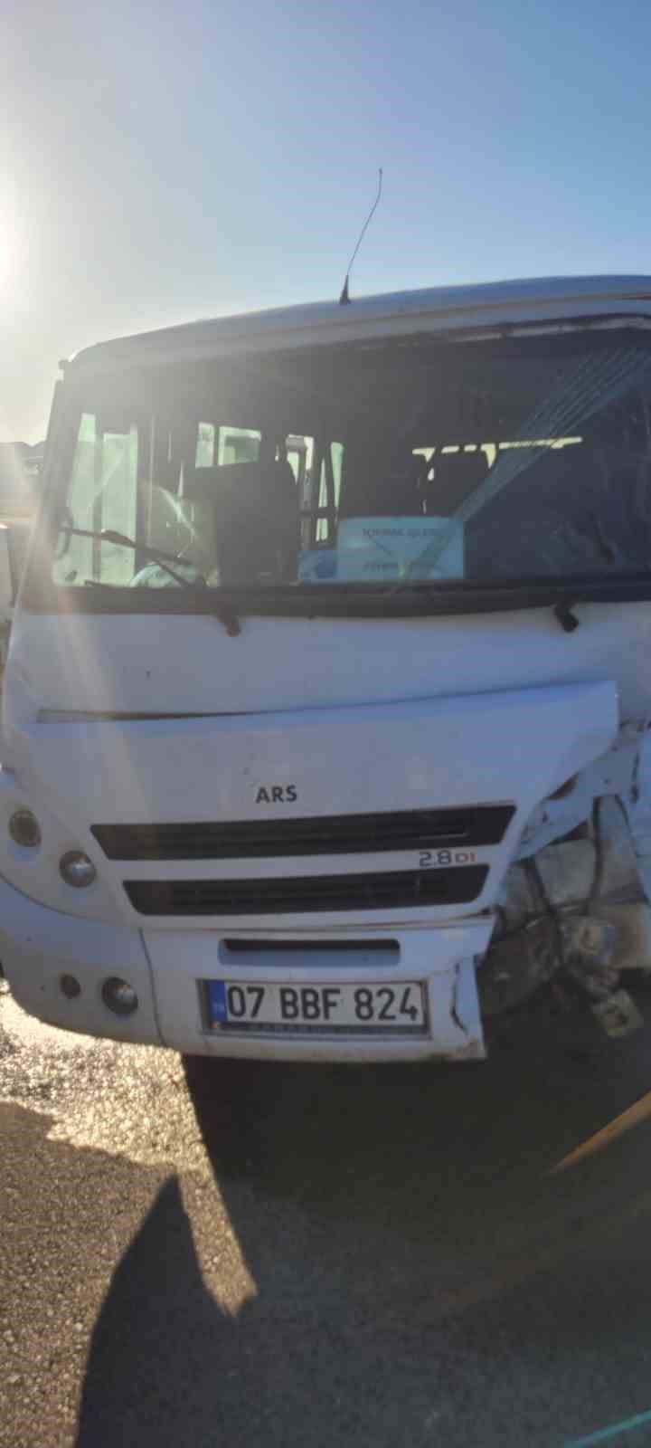 Minibüsle otomobilin çarpıştığı kazada 16 kişi yaralandı