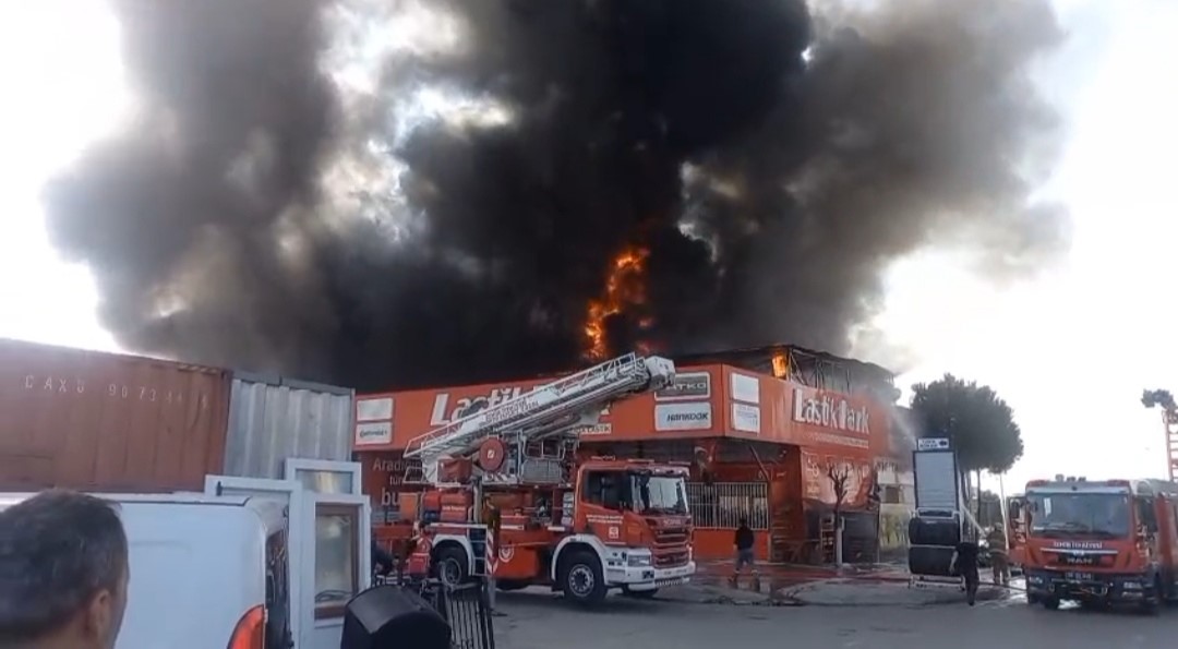 İzmir’de yangında iki lastikçi dükkanı hasar gördü