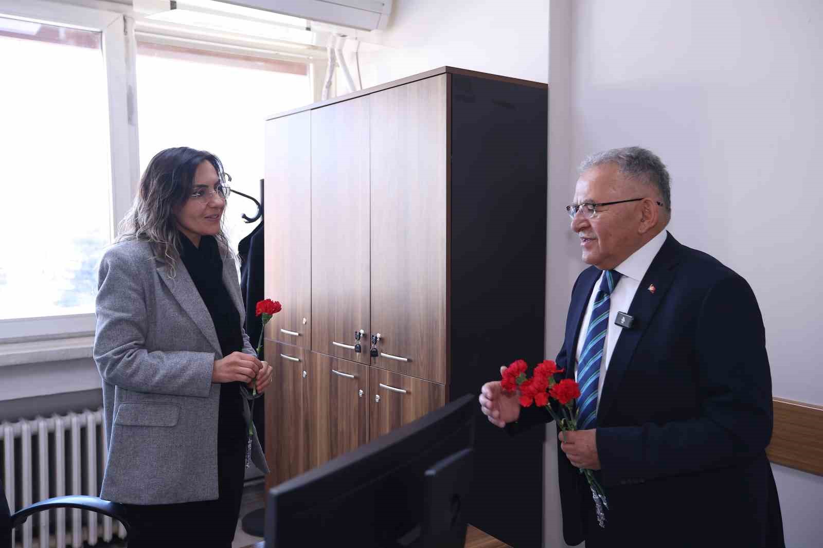 Başkan Büyükkılıç’tan Dünya Kadınlar Gününe ’karanfilli’ kutlama