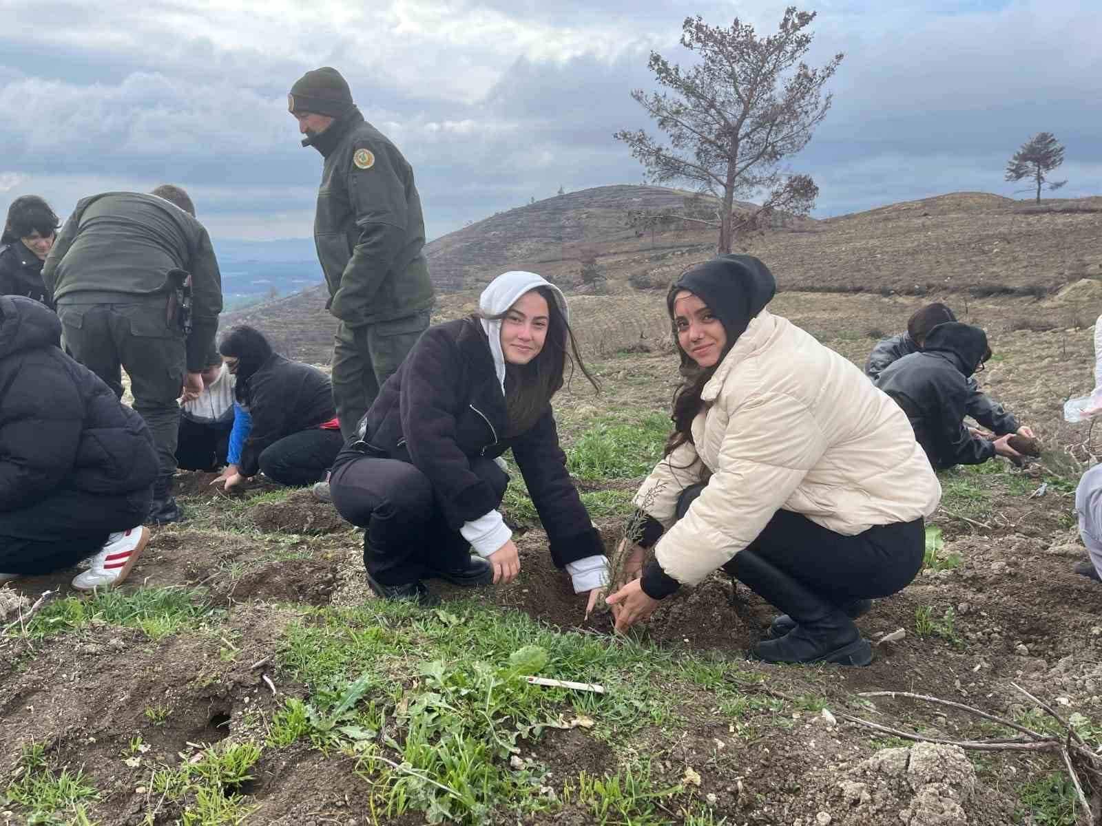 Liseliler fidan dikip geleceğe katkı sundu