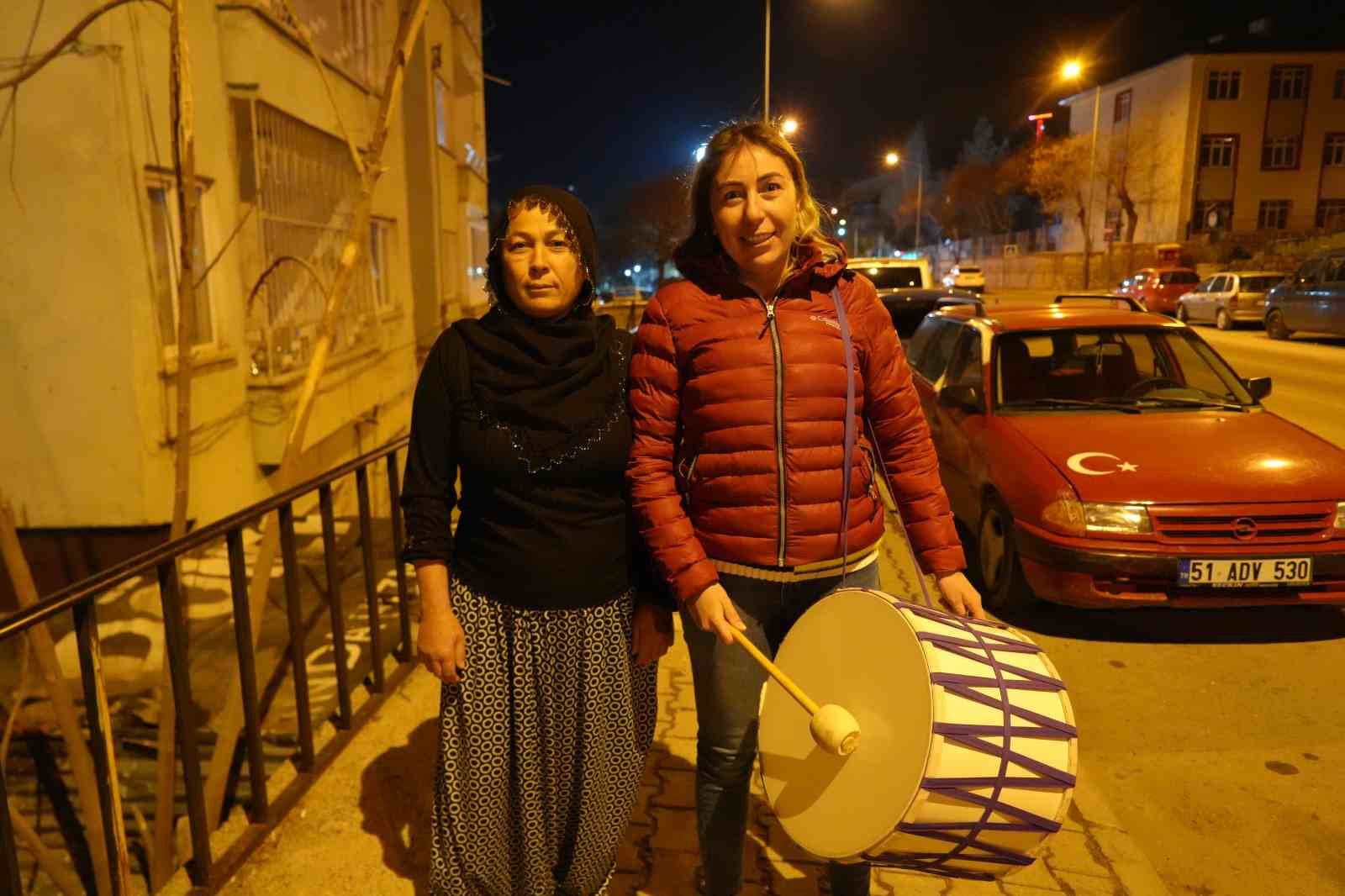 Niğde’nin ’Kovboy Muhtar’ı bu kez eline davulu aldı, mahalleliyi manilerle sahura kaldırdı