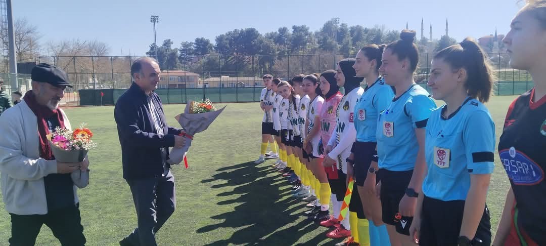 8 Mart’ta kadın hakem ve futbolculara çiçek verildi