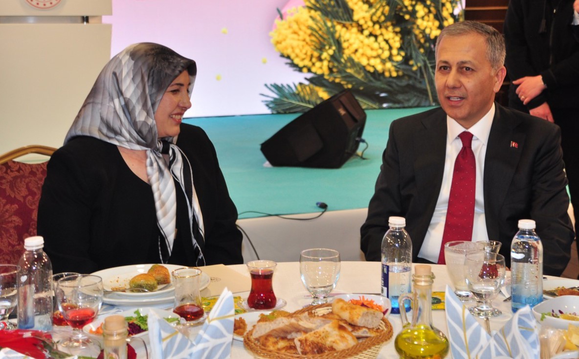 İçişleri Bakanı Yerlikaya, Kars’ta kadınlarla buluştu