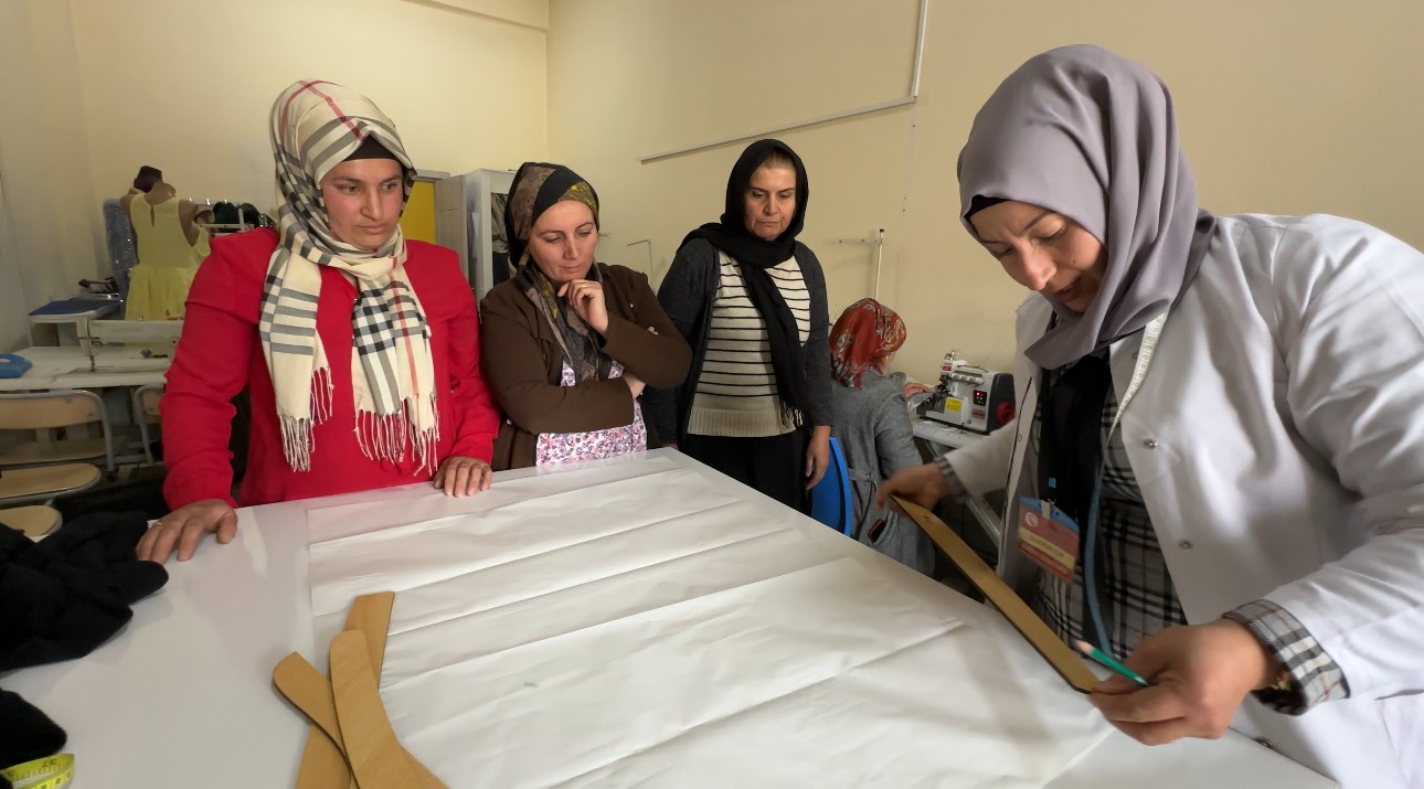 Yüksekova’da kadınlar tarafından atıklardan üretilen elbiselerin güzelliği göz kamaştırıyor