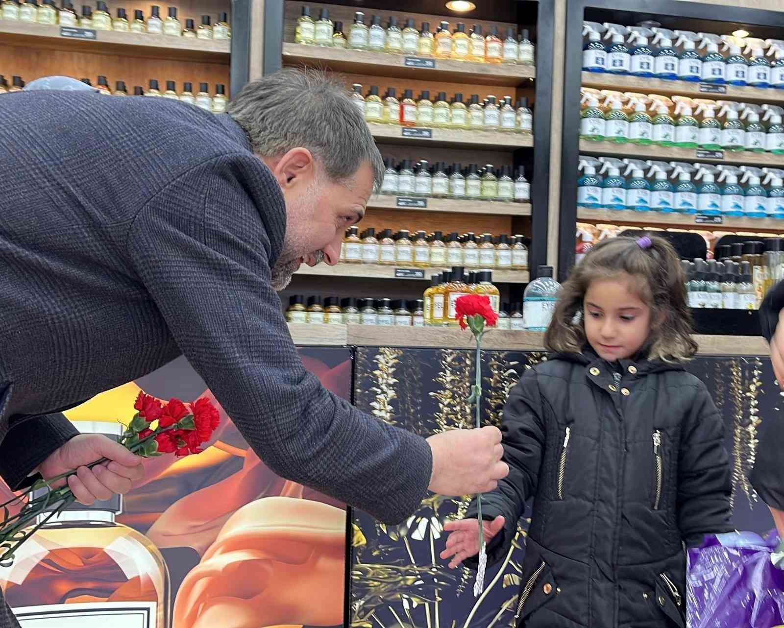Başkan Uçar’dan kadınlara karanfilli kutlama