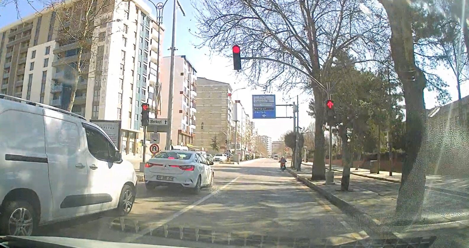 Elazığ’da motosikletlinin kırmızı ışık ihlali kameralara yansıdı