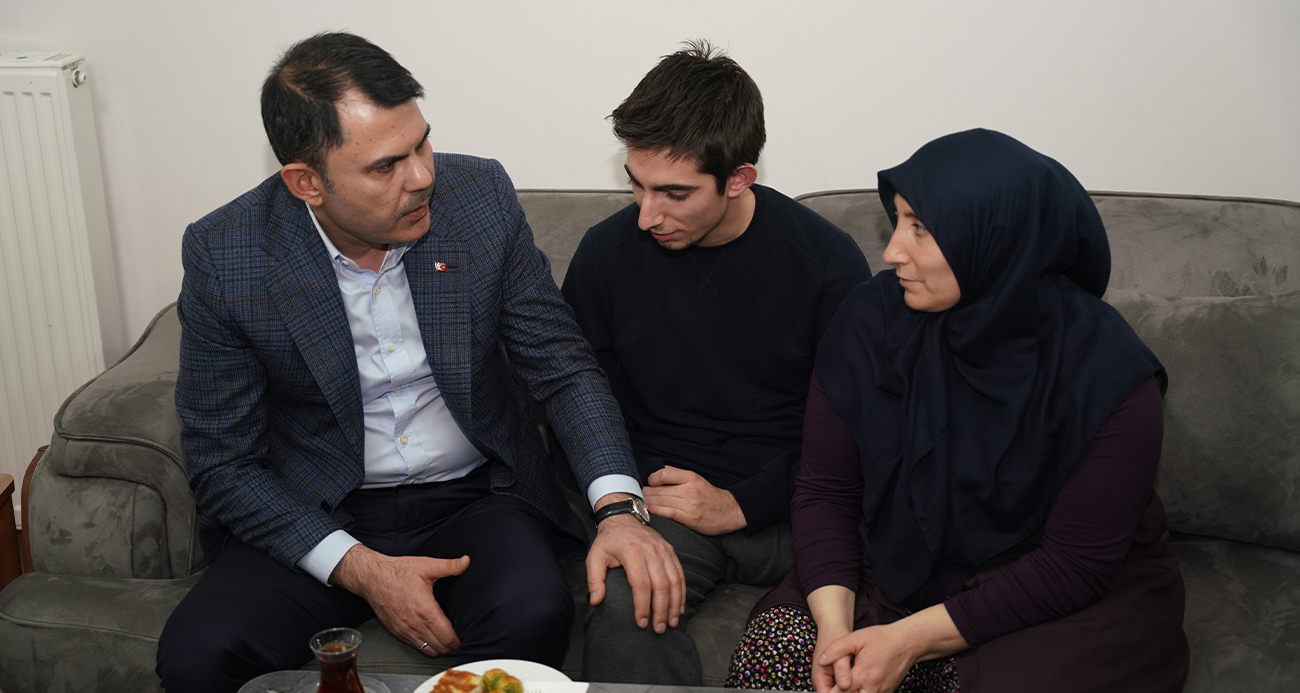 Bakan Kurum, depremde ailesini kaybeden Malatyalı Ömer Gürbüz’ü ziyaret etti