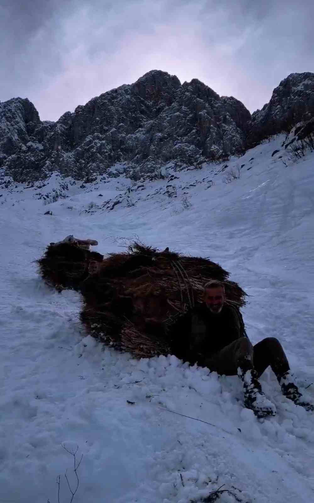 Yüksekova’da çiftçilerin zorlu kış mesaisi: 3 bin rakımdan kızak ve branda üzerinde otları indirdiler