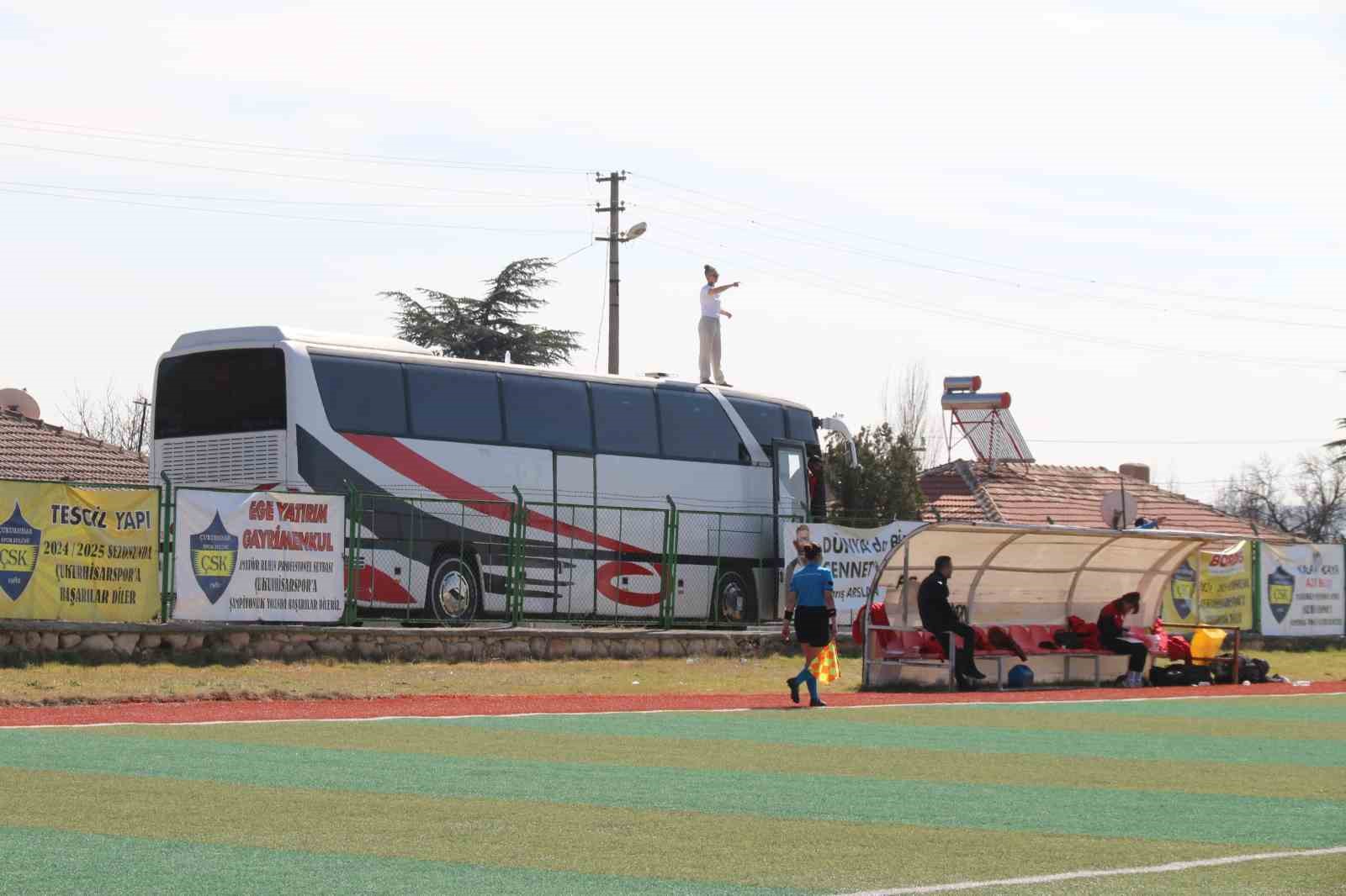 Cezalı kadın teknik direktör, takım otobüsünün üzerinde oyuncularına taktik verdi