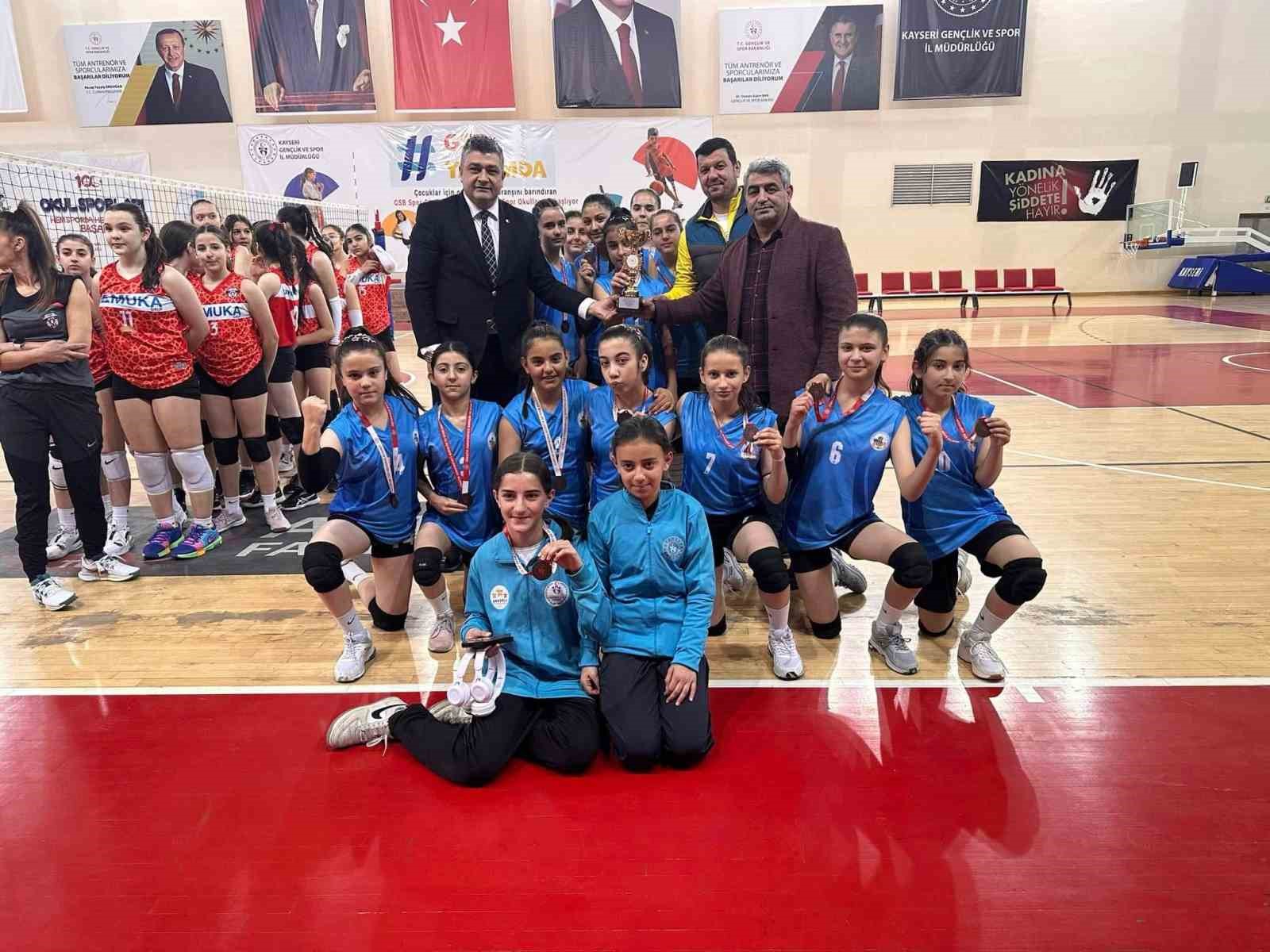 Tomarza Belediyespor kız voleybolda Kayseri 4.’sü oldu