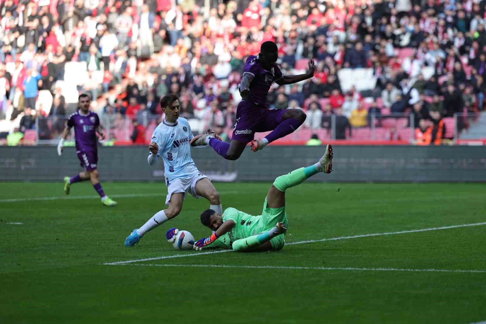 Trendyol Süper Lig: Samsunspor: 2 - Adana Demirspor: 1 (İlk yarı)