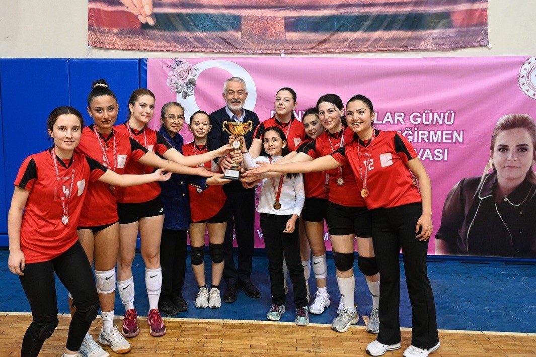 Mürüvvet Başdeğirmen anısına düzenlenen turnuvada şampiyon Parla