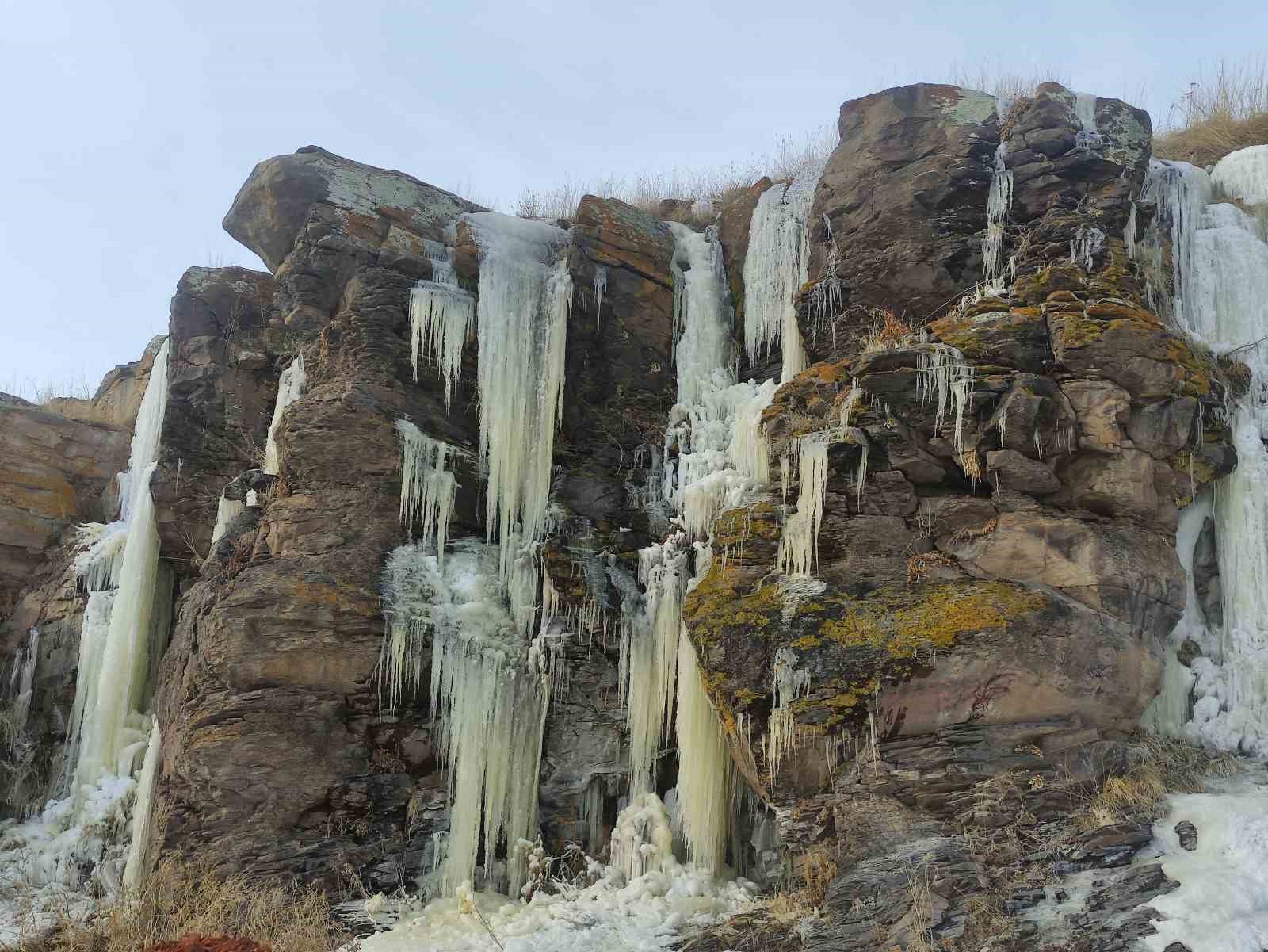 Ardahan’da buz sarkıtları görsel şölen sundu